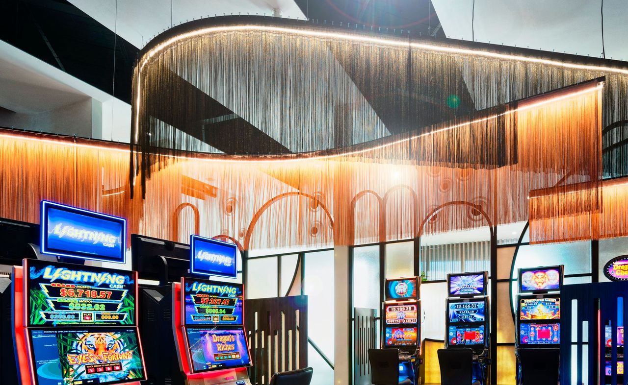 Light feature flowing throughout gaming area