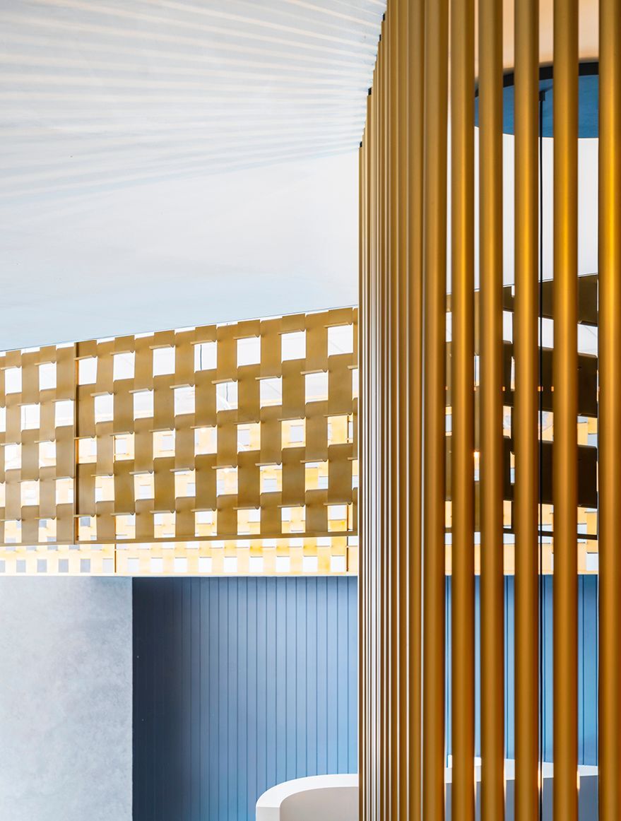 Strong elemental divider helps to define spaces